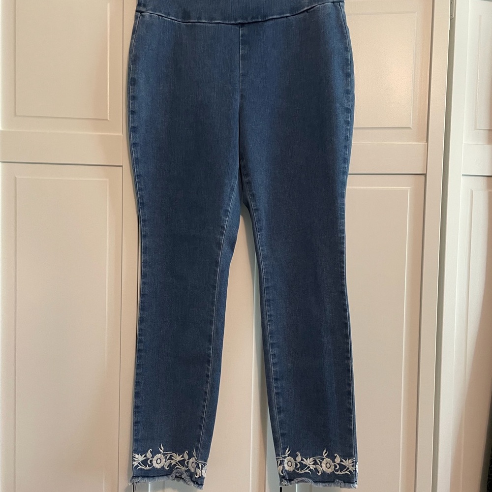 Elegant Blue Skinny Jeans with Floral Embroidery